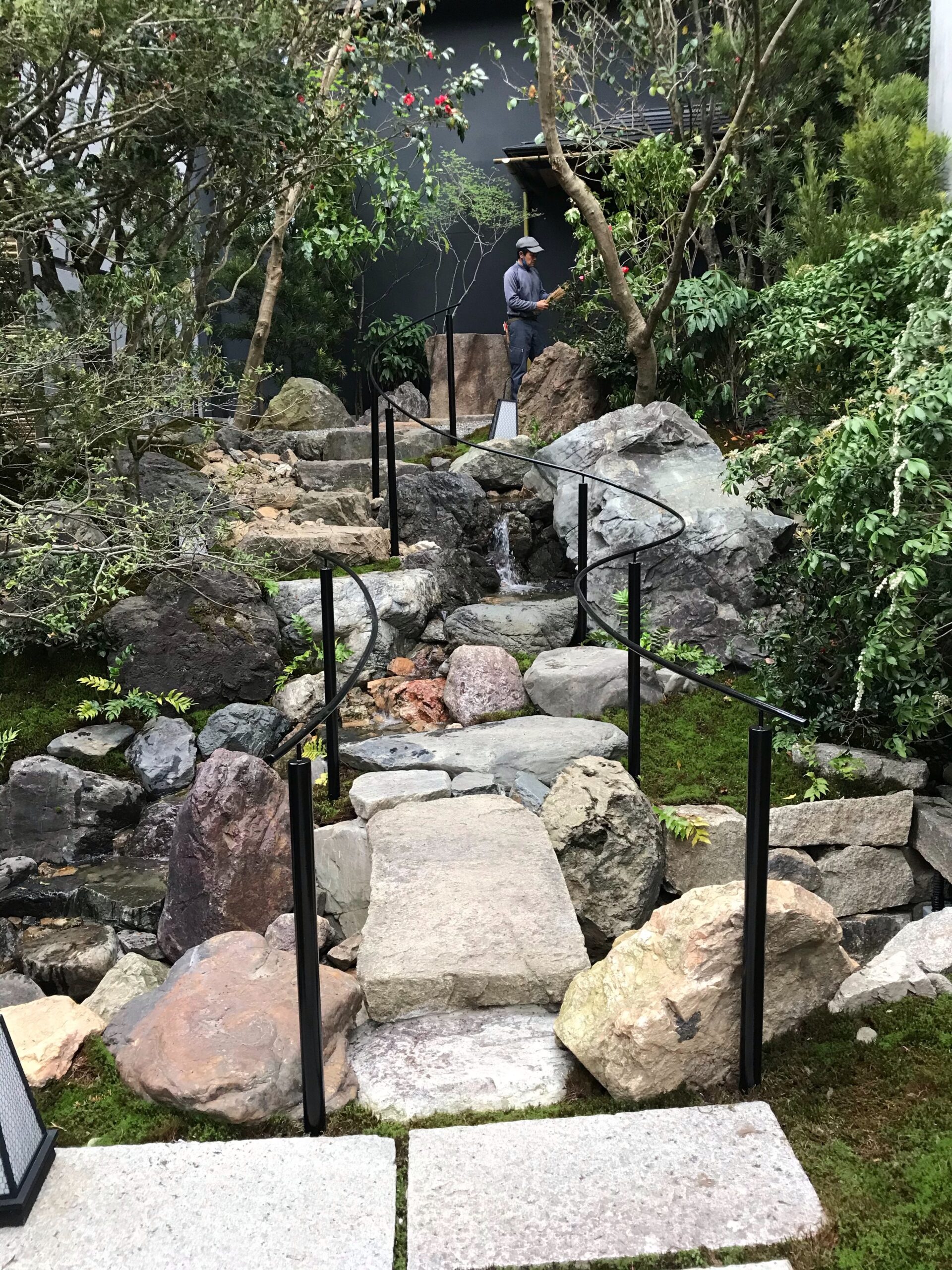 和風庭園に石積・滝・石橋を施工した事例｜京都市左京区料亭S様（作業後）